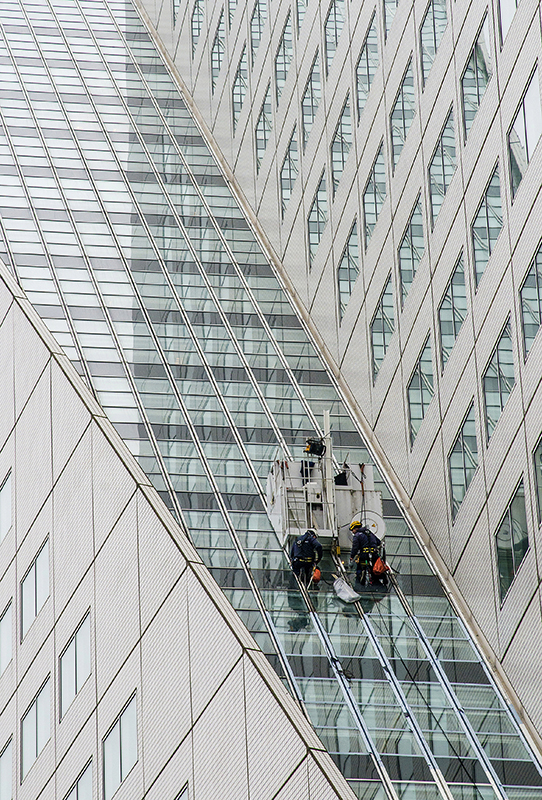 Gebouw van glas met 2 personen