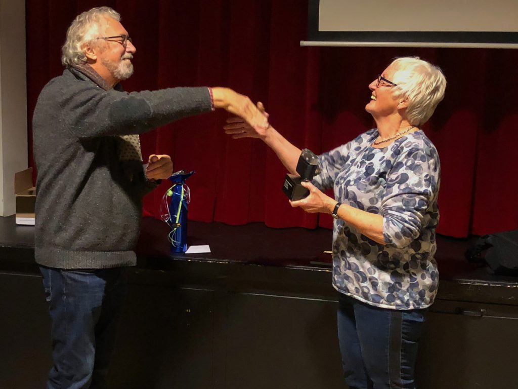 1e Prijs Masja Floor Afdelingswedstrijd Fotobond afdeling Twente, overhandiging van de "Twente Camera 2018"