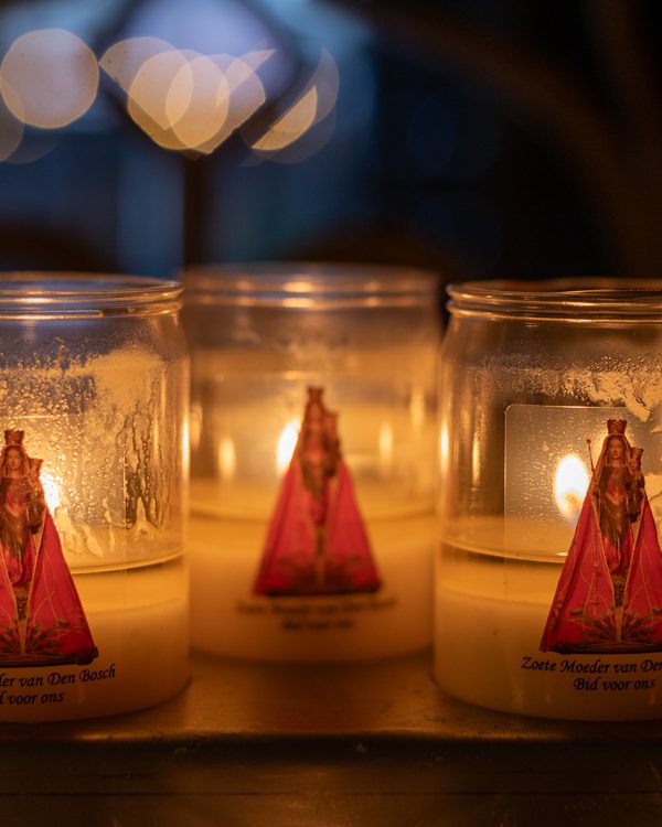 Annette; Kaarsjes in de St.Jans kathedraal in Den Bosch
