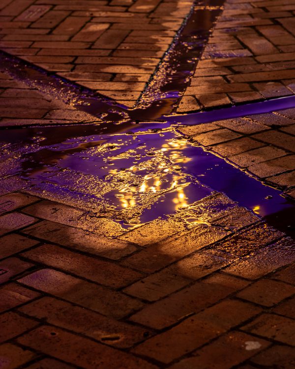 Annette; kerstlichtjes weerspiegeld in een regenplas