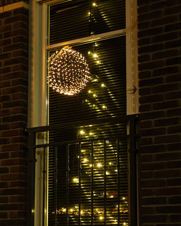 Annette; lichtjes weerspiegeld in een raam