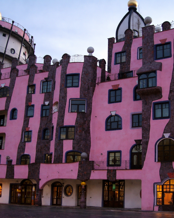 Siegfried_Hundertwasserhaus bij schemerlicht
