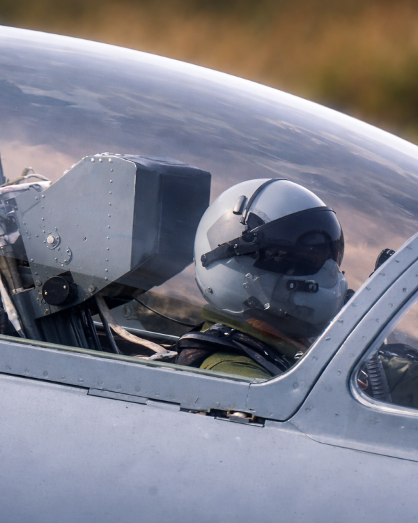 Siegfried_Piloot in cockpit van gevechtsvliegtuig